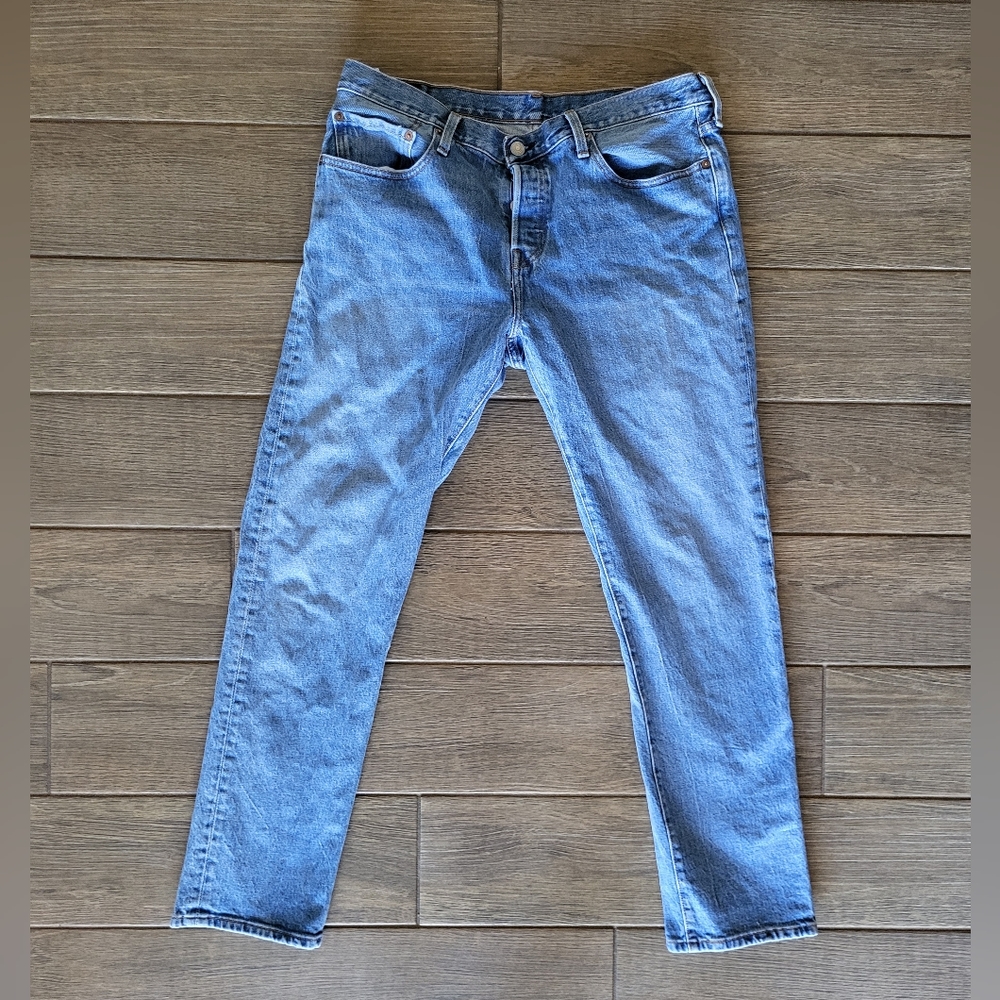 Levi’s 501 Original Fit Button Fly Jeans Size 30x34 Light Medium Wash Strait Leg
